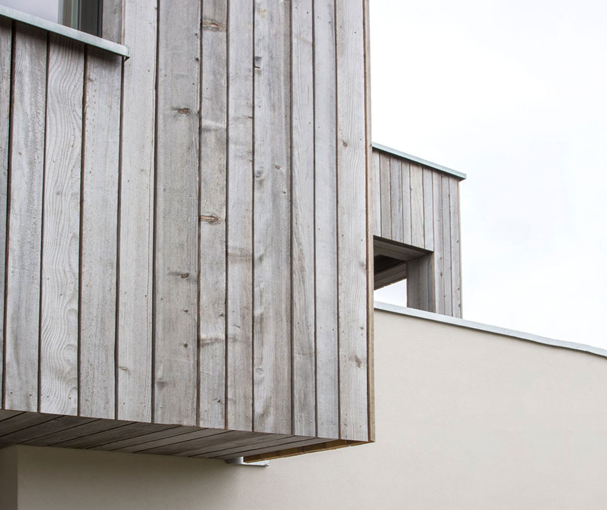 Holzbau-Dahm, Referenz, Bugalow, Holzrahmenbau, Einfamilienhaus, Holzhaus, Fassade in vorvergrauter Weisstanne